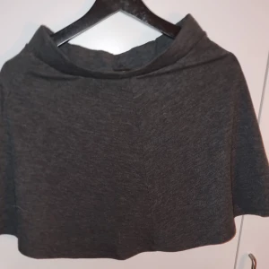 Kjol - Grå fin kjol, använd 1 gång