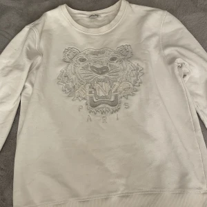 Kenzo tröja - Vit kenzo tröja som är otroligt fin och felfri. Finns inga märken eller hål. Användts fåtal gånger Säljes pga ingen användning 