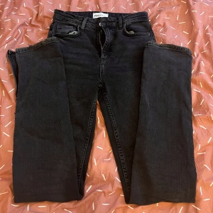 zara byxor - säljer dessa fina byxor från zara då dom tyvärr är för små för mig, storlek 36/S och dom har en slits längst ner vid benen🫶💗