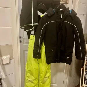 Skidset. Jacka Polarn och Pyret, byxor Tresspass och underställ Tuxer - Skidset: Jacka Polarn & Pyret Stl 128 (7-8 år) skidbyxor Tresspass Stl 122-128  Underställ Tuxer (50% ull) mjukt och skönt- NYTT! Stl: 130  650:-  Kläderna är använda men i mycket gott skick och kan slitas och leka i ett bra ta tag till. 