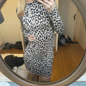 Klänning  - Jätte fin klänning, knabbt andvänd❤️