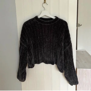 Stickad Monki tröja - Stickad tröja från Monki! I mjukt velour material. Storlek S men passar både större och mindre💓