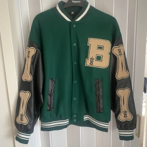 College jacka - Säljer min bone college jacka som inte används! Är som ny och har inga skador🤍