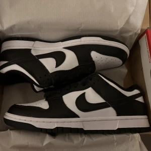 Nike dunk panda black white  - Helt nya skick  Storlek 42.5  Kvitto finns  Finns hämta i Stockholm eller frakt 