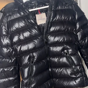 Vinterjacka Moncler  - Säljer min Moncler vinterjacka, Den är använd men i väldigt gott skick. Storlek: S/M Stl 3 i Monclers storlekar. Pris: 2500. Har fler bilder vid intresse😃