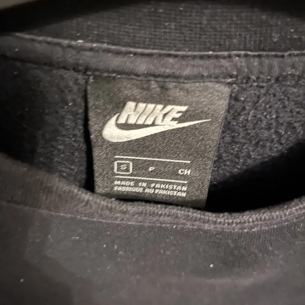 Säljer denna tröja från Nike då den inte kommit till användning, fint skick, kontakta mig vid intresse❤️. Tröjor & Koftor.