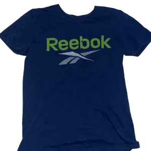 Reebok vintage tee - Hej! Säljer denna vintage reebok tröjan som är i fint skick utom trycket som spruckigt❤️! den har inga missfärgningar eller hål utan det enda är den spruckna loggan! Tröjan är M/S storlek och sitter true to size, dvs liten, kan has som tex en tank top! 
