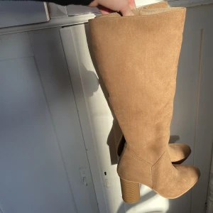 Klackar  - Klackar i storlek 38, aldrig använda 