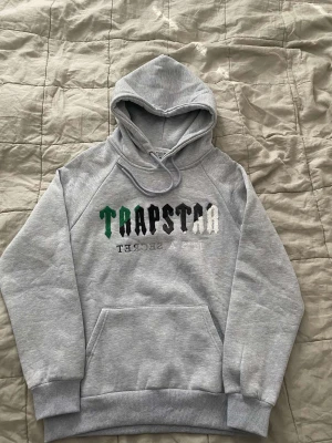 Trapstar hoodie - Trapstar hoodie grå storlek s                                                                    Stor i storlek                                                                                                   Helt ny, säljer för att den inte passade mig 