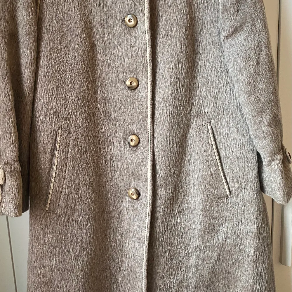 Vintage fur coat in great condition. Inside fur makes it so warm for the winter . Jackor.