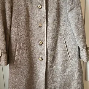 Vintage fur coat in great condition. Inside fur makes it so warm for the winter 