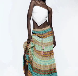 Kjol - Intressekoll på denna skitfina kjol som är perfekt nu till våren och sommaren,  köpt här på Plick, aldrig använd, nyskick. Skriv till mig privat om ni har frågor❤️