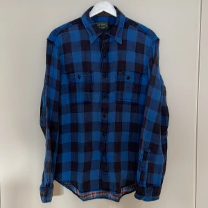Ralph Lauren flanellskjorta  - Ralph Lauren polo country skjorta i tjock flanell. Förbehandlad för vintage look. Ledig passform. Mycket sparsamt använd, utmärkt skick!