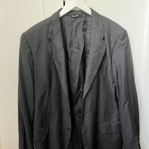 Mörkgrå oversized kavaj - Säljer en mörkgrå oversized kavaj, jättefin!   Öppen för prisförslag 💞