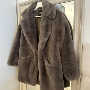 Vårjacka/Höstjacka - fluff jacka från zara i strl xs, nästan som nyskick då den knappt är använd, skriv för bilder på🤎