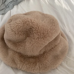 Mössa - En hatt som va väldigt  trendig 2020 från Asos 