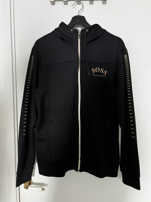 Hugo boss tröja  - Helt oanvänd Hugo Boss tröja som inte kommit till användning. Skick 10/10. Tröjan finns inte att få tag på längre. Storlek XL Köptes för 1800 kr och jag säljer den för 900 kr. 