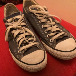 Converse 42 - Converse Low blå storlek 42 Lite slitna men funkar bra och är inte trasiga 