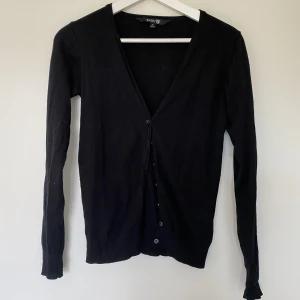  Svart Cardigan/kofta - Svart cardigan/kofta. Ge gärna egna bud om pris inte passar. Är öppen för förslag!