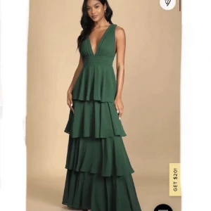 Balklänning  - Balklänning från den amerikanska sidan LULUS. Köpt den här på Plick då den var helt oanvänd och jag har endast använd den 1 gång. Köpte den för 1500kr.  Den är i hög kvalite, 100% polyester. Dyr frakt och tullavgifter tillkommer vid köp från hemsidan. 