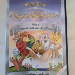 Hej alla fina 🌹 Här har jag en film till, Disneys Sago-Bibliotek🌹 jag har inte sett den så vänligen läs på bilderna 🌹 Pris: 10 kr plus frakt 16 kr (Fri Frakt dagar är Frakten Fri ☺️ Kontakta mig innan köp 🌹 Anki 