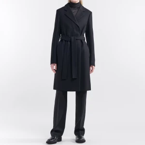 Filippa K - Kaya Coat - Säljer nu min kappa från Filippa K. Kappan är i väldigt fint skick och använd fåtal gånger. Inköpt för 4400 kr, säljer den för 1600 kr.