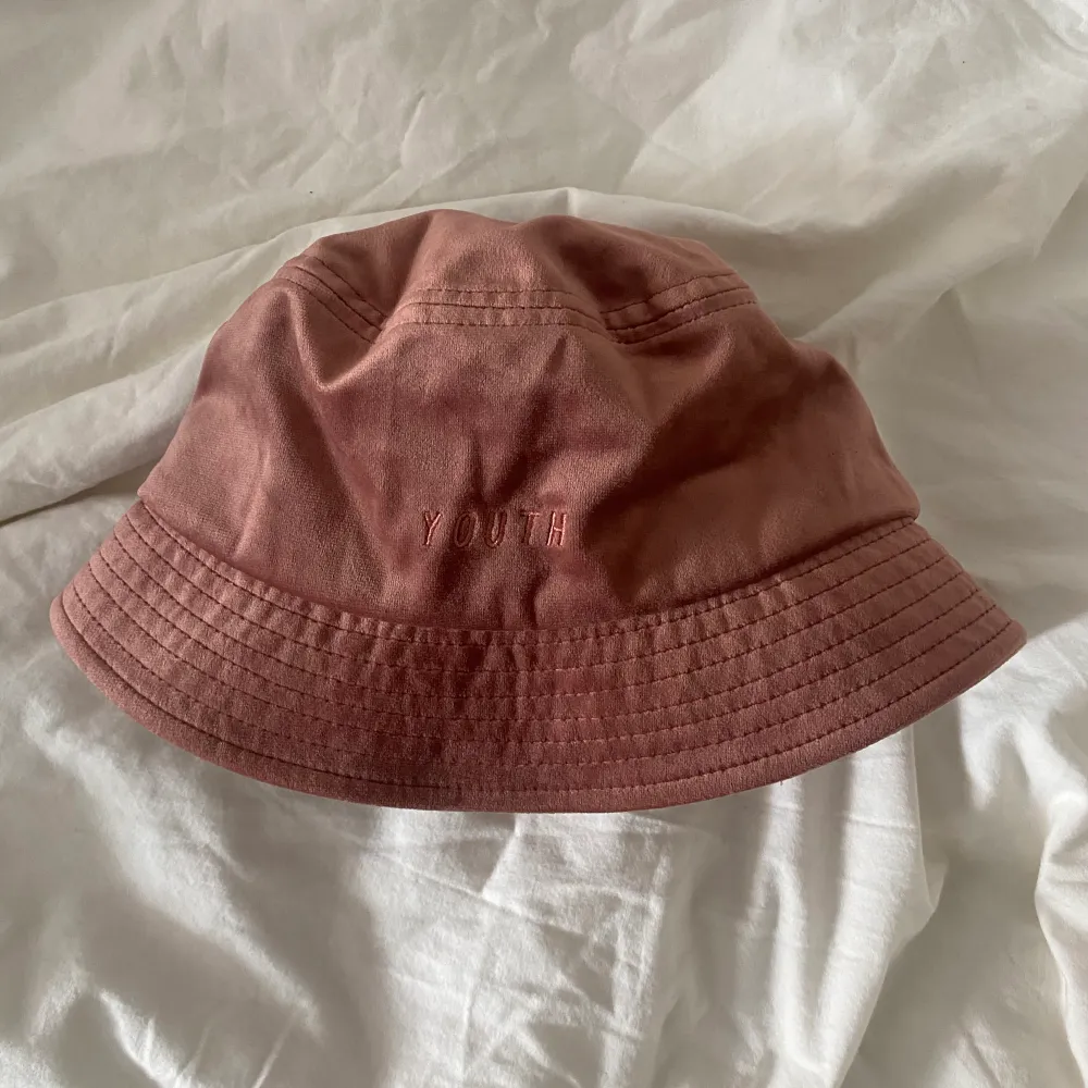 Rosa bucket hat, använd max 3 gånger i perfekt skick. . Övrigt.