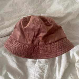 Rosa bucket hat, använd max 3 gånger i perfekt skick. 