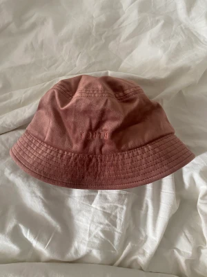 Bucket hat - Rosa bucket hat, använd max 3 gånger i perfekt skick. 