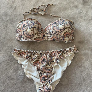 Bikini  - Säljer en bikini från H&M i storlek 38. Använd några gånger men är i fortfrande o fint skick 