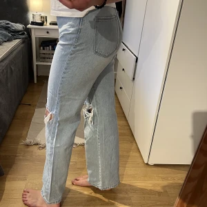 Jeans - Säljer mina blåa jeans från Stradivarius i storlek 38. De är högmidjade och raka. 