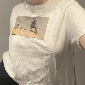 Tröja  - Tröja med tryck däremot finns det två små fläckar 💕