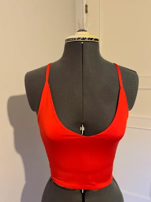 Rött linne - Sexigt, V-ringat linne