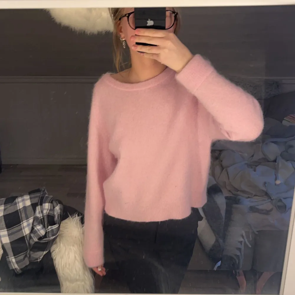 Säljer en jättefin rosa stickad tröja från samsoe💓 Aldrig använd är som ny inga defekter.Säljer för 150+frakt. Står ingen storlek men skulle säga att den är en xs/s🌸Skriv till mig för fler frågor eller bilder💗Priset kan diskuteras💗. Stickat.