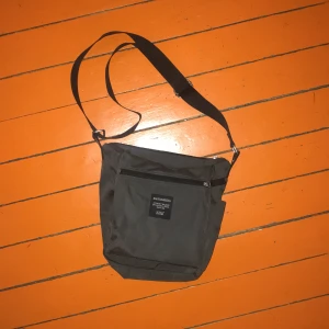 Marimekko grå axelremsväska  - ⭐️ Mörkgrå axelremsväska med justerbart band! ⭐️