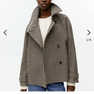  kappa - Säljer nu denna fina kappa ifrån Arket i stl 38💕 knappt använd därav priset💕. Pris går att diskutera vid en smidig affär! Helt slutsåld på nätet 