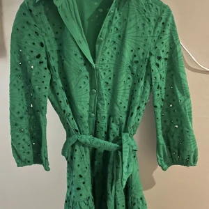 Klänning - Säljer denna gröna klänning från zara. Använd fårtal gånger. 150kr+frakt. Skriv privat för bättre bilder