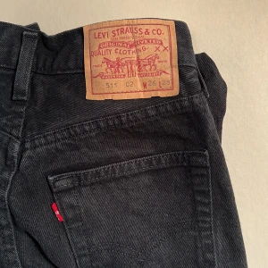 Levis jeans W26 L28 - Ett par svarta snygga Levis jeans, som tyvärr blivit för små, storlek W26 L28. Upplevs som liten i storleken ✨Inga defekter. Köparen står för frakten, betalning via Swish ✨fler bilder på förfrågan