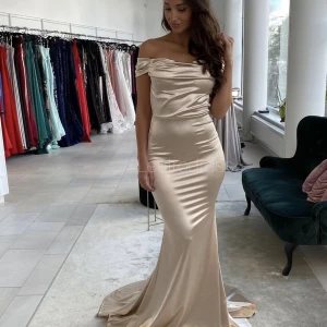 Balklänning - Säljer min fina rosé/guldiga långklänning i storlek S. Nypris 1800kr, mitt pris är 400 kr. Använd endast 1 gång. Finns några knottror på klänningens baksida, dessa synd dock inte på långt håll, se sista bilden. 