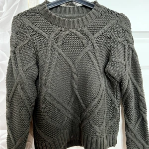 Fin tjocktröja - Fin tjocktröja som jag har använt endast några gånger som den är i väldigt fint skick. Köpt för 349 kr.