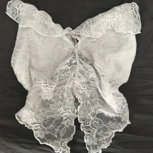 Spetstopp  - Väldigt söt topp i spets som är perfekt till vår och sommar! Använd en gång och självklart tvättad efter! Dubbelt tyglager över bysten så den är inte genomskinlig där och kan bäras utan bh. Har 3 för 2 på allt på min plick så gå gärna in o kika:)