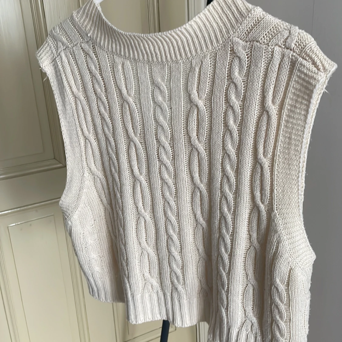 Vit stickad väst - 90