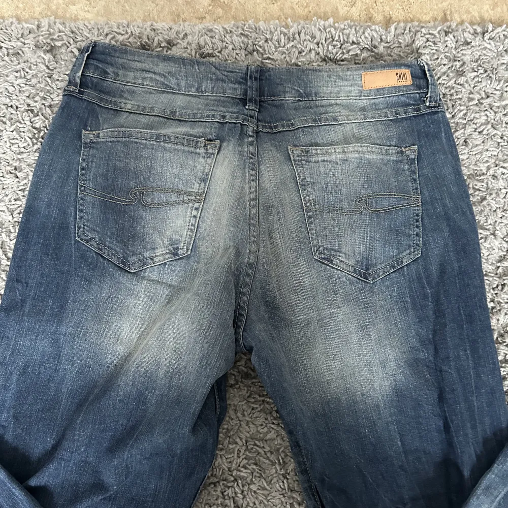 Dessa supersnygga lågmidjade jeans i storlek 32/34 kan också  passa  36/38 enligt mig. Den har också ett snöre i sig runt midjan för att spänna till ifall dom är för stora, priset är inte fast💕skriv privat för mer information. Jeans & Byxor.