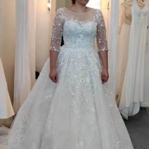 Brudklänning  - Väldigt fin brudklänning som har gått ett bröllop och är i väldigt bra skick. Köptes ny för 40.000. Den har snörliv så passar även dig som har stl 36.  Modellen på bilden är 159cm men står på en låg pall.