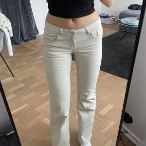ljus beigea jeans från hm. i storlek 38, använda 1 gång❤️skriv om ni har frågor!
