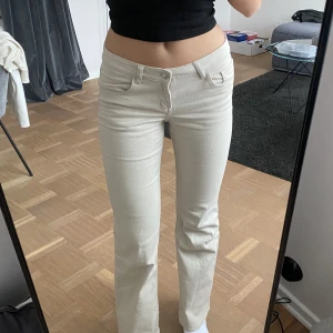 lågmidjade jeans - hm - ljus beigea jeans från hm. i storlek 38, använda 1 gång❤️skriv om ni har frågor!