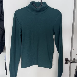 Grön Polotröja - En grön polotröja från Zara i storlek M, aldrig använd, endast testad