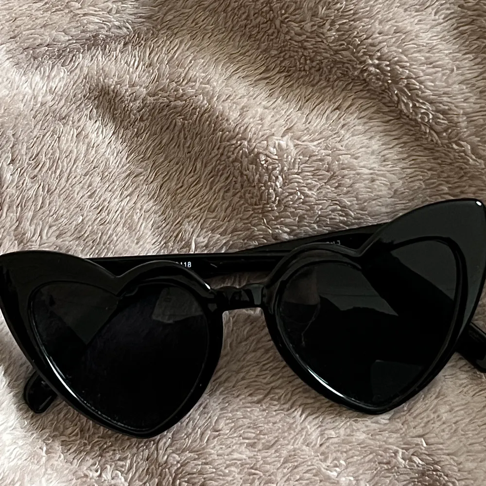 Så snygga svarta solglasögon från prettylittlething!🖤 inga defekter 🤍 använd gärna köp nu❤️‍🔥. Accessoarer.