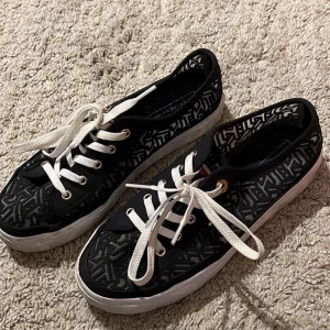 Tommy Hilfiger skor - Säljer mina skor från Tommy Hilfiger, perfekta nu till våren och sommaren! Skorna är använda ett ytterst fåtal gånger och är i bra skick! Köpte skorna för 1500kr, säljer nu för 850kr