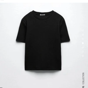 Stickad t-shirt  - Superskön t-shirt från Zara. Den är i storlek xl men är en liten och croppad modell. Eftersom den är i xl passar den som en m i denna modell. Jag brukar ha storlek M.💓